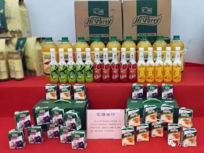 李讷夫妇参观万荣特色产品展，聚焦蔬菜零售新气象